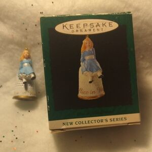 Hallmark Alice In Wonderland Figurine 1995 (SKU 029)